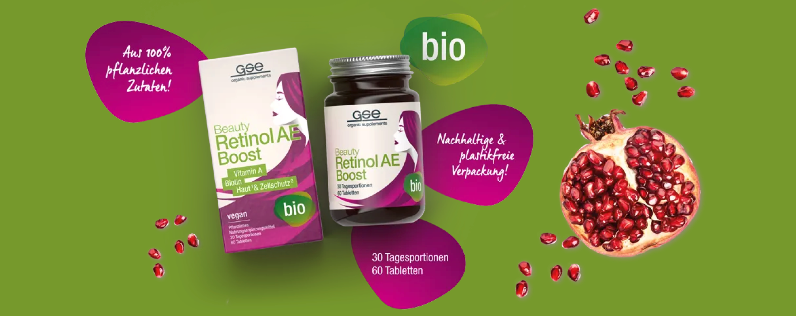 Eine Flasche und eine Schachtel mit GSE Beauty RetinolAE Boost-Tabletten werden auf grünem Hintergrund mit einem Granatapfel und verstreuten Kernen präsentiert. Der Text hebt die veganen, pflanzlichen, biologischen und plastikfreien Verpackungsmerkmale hervor.