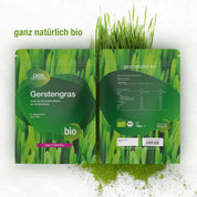 Zwei grüne Packungen des gse.organic.supplements Gerstengras Pulver (Bio) sind auf Gras abgebildet, Vorder- und Rückseite sind zu sehen. Die Verpackung unterstreicht, dass das Produkt vegan, laktosefrei und aus nachhaltigem Anbau auf zertifizierten Bio-Flächen stammt.