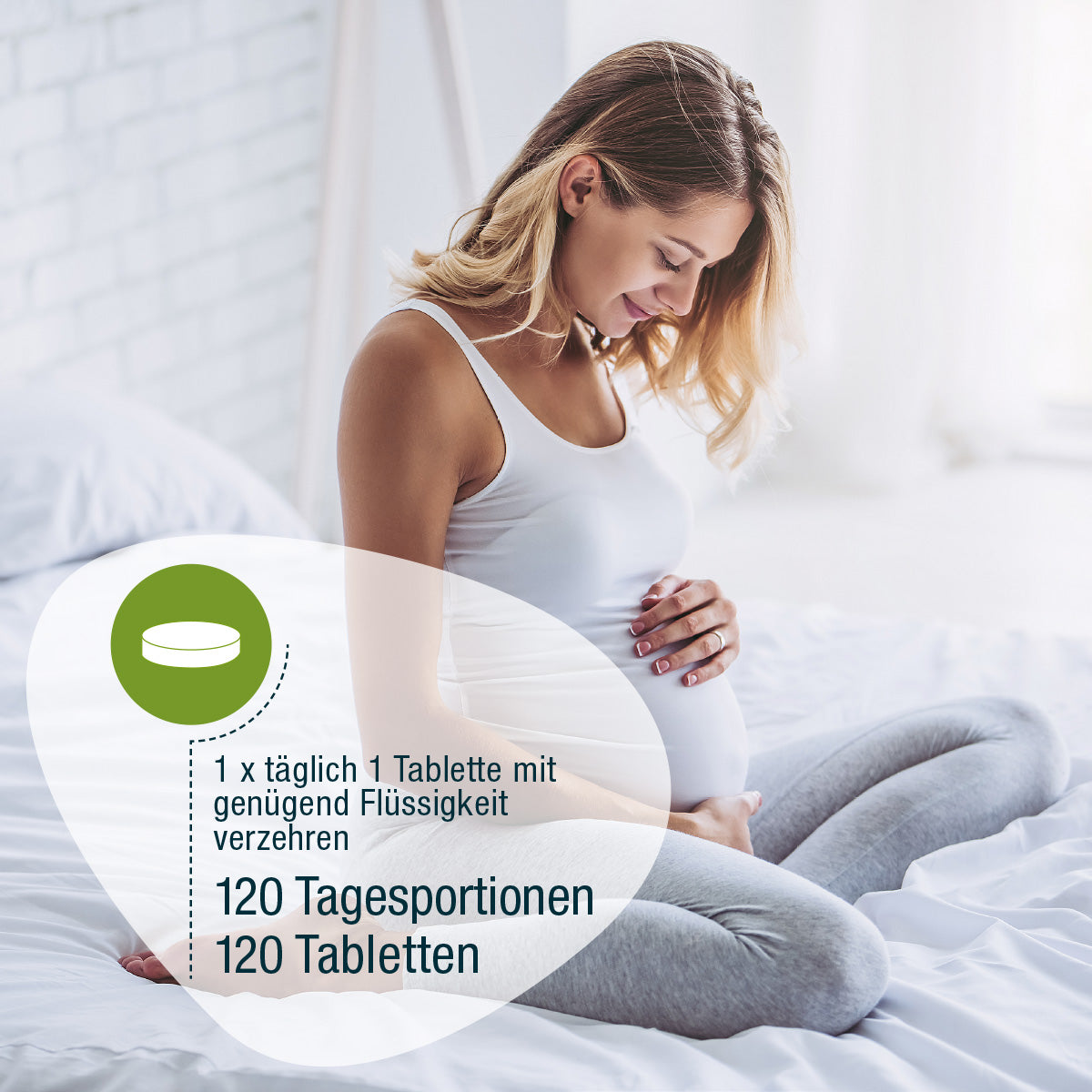 Eine schwangere Frau sitzt lächelnd im Bett. Auf Deutsch: Folsäure Compact (Bio) von gse.organic.supplements - 1 Tablette täglich, 120 Tabletten für 120 Tage.