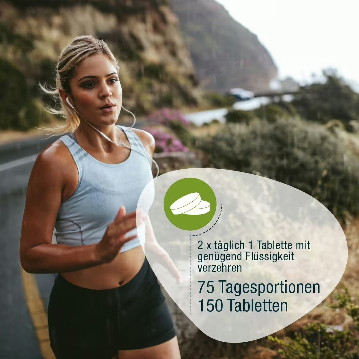 Eine Frau in Sportkleidung joggt an einem felsigen Hang entlang. Der deutsche Text erklärt die Anwendung von gse.organic.supplements Eisen & Vitamin C Complex (Bio): Zweimal täglich 1 Tablette mit Flüssigkeit einnehmen; 150 Tabletten ergeben 75 Portionen.