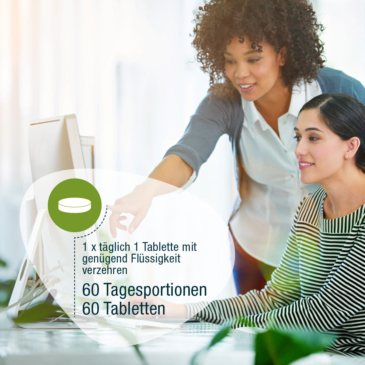 Zwei Frauen arbeiten gemeinsam an einem Computer in einem hellen Büro. Ein Overlay zeigt ein Tablettsymbol und deutschen Text: Nehmen Sie täglich 1 Augen Complex (Bio) von gse.organic.supplements mit Flüssigkeit ein. Enthält 60 Portionen und Mikronährstoffe auf pflanzlicher Basis.