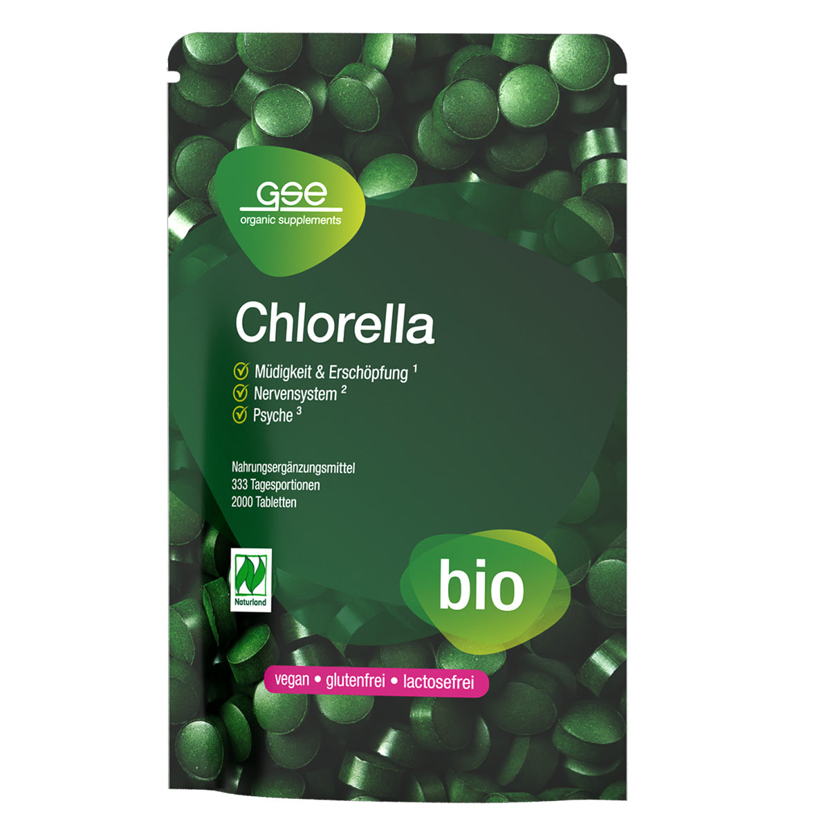 Ein grüner, wiederverschließbarer Beutel mit Naturland Bio Chlorella (Tabletten) von gse.organic.supplements, mit deutschem Text, Bildern der grünen Tabletten und Etiketten für vegan, glutenfrei, laktosefrei, Vitamin B12-reich und bio-zertifiziert.