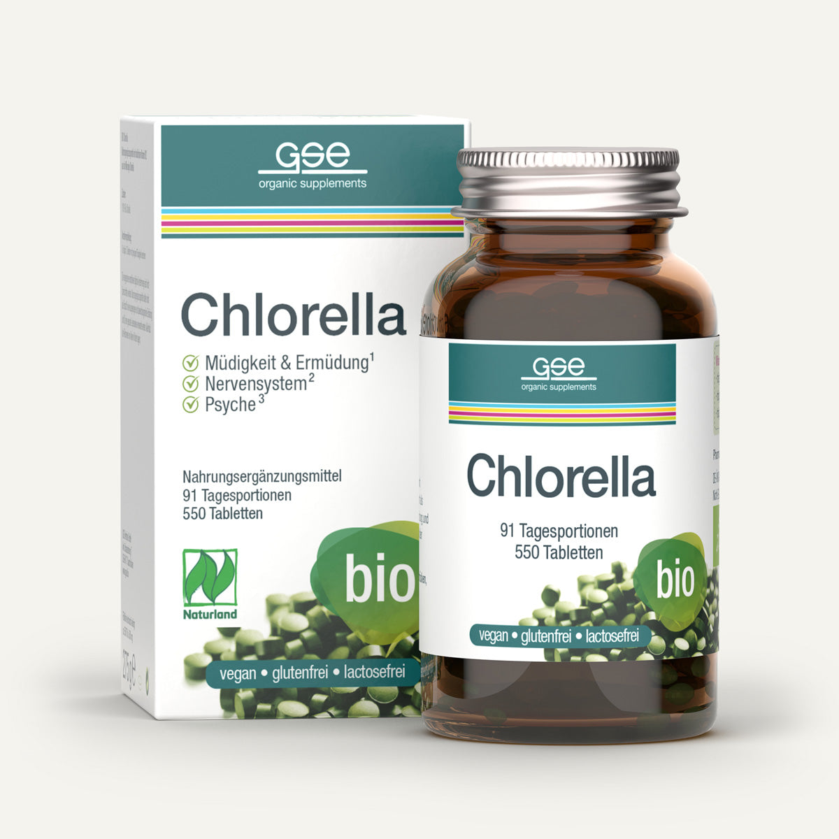 Eine Flasche und eine Schachtel „Naturland Bio Chlorella“ (Tabletten) von gse.organic.supplements mit grünem Branding und deutschem Text, gekennzeichnet als vegan, glutenfrei und laktosefrei, wobei Vorteile wie die Zufuhr von Vitamin B12 zur Verringerung von Müdigkeit und zur Unterstützung des Nervensystems hervorgehoben werden.