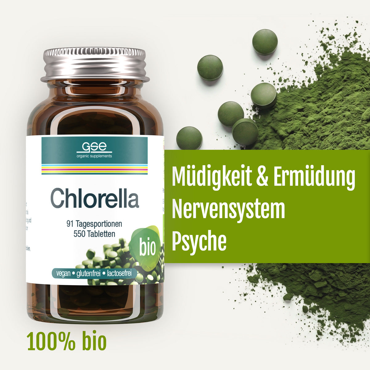 Eine Flasche „Naturland Bio Chlorella (Tabletten)“ von gse.organic.supplements ist von grünen Tabletten und Pulver umgeben. Der Text hebt die wichtigsten Vorteile hervor: Müdigkeit & Ermüdung, Nervensystem, Psyche und 100 % Bio. Das Etikett weist darauf hin, dass das Produkt vegan, gluten- und laktosefrei sowie biologisch ist und eine natürliche Quelle für Vitamin B12 darstellt.