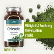 Eine Flasche „Naturland Bio Chlorella (Tabletten)“ von gse.organic.supplements ist von grünen Tabletten und Pulver umgeben. Der Text hebt die wichtigsten Vorteile hervor: Müdigkeit & Ermüdung, Nervensystem, Psyche und 100 % Bio. Das Etikett weist darauf hin, dass das Produkt vegan, gluten- und laktosefrei sowie biologisch ist und eine natürliche Quelle für Vitamin B12 darstellt.