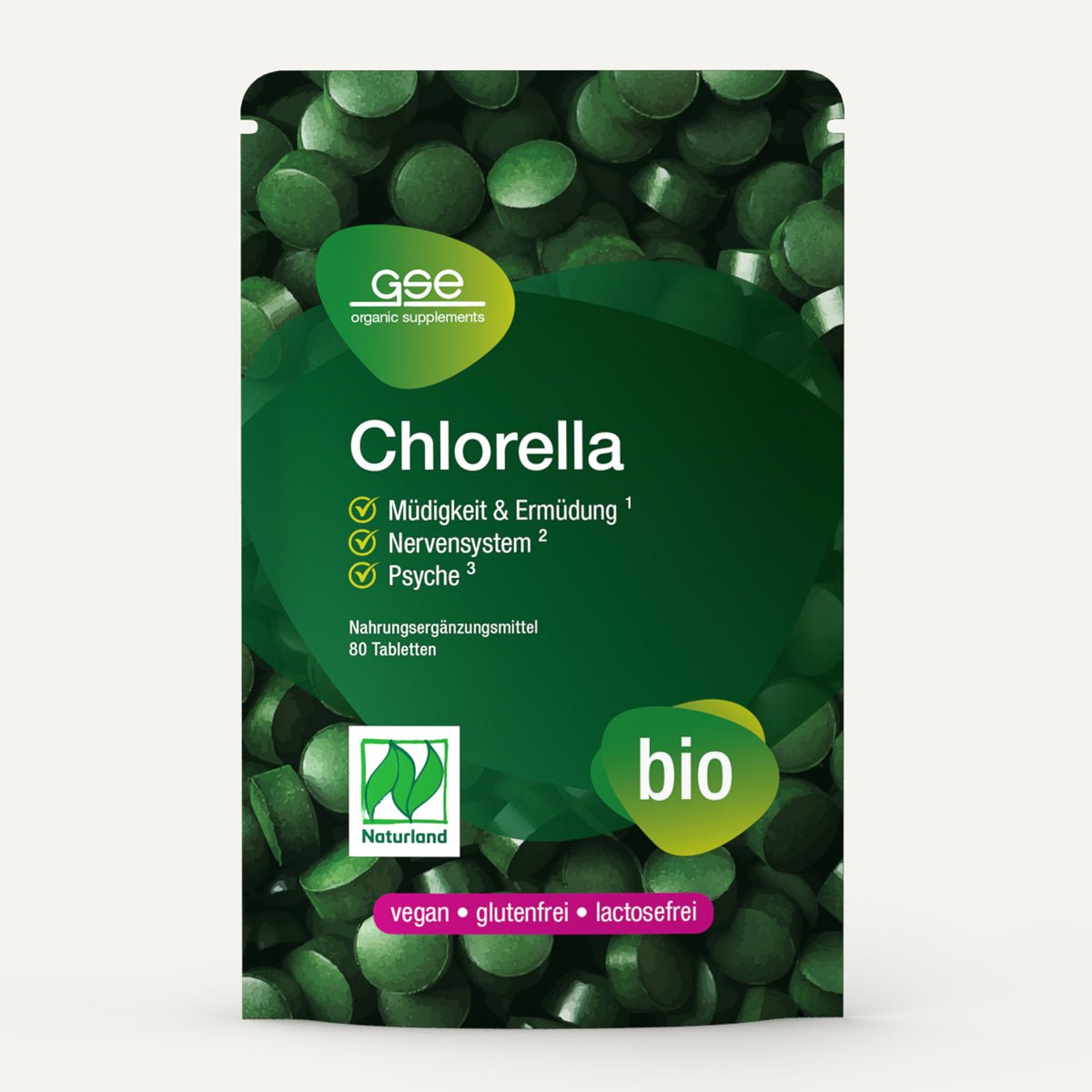 Eine grüne Verpackung von „Naturland Bio Chlorella (Tabletten)“ von gse.organic.supplements, auf der runde grüne Tabletten abgebildet sind. Auf der Vorderseite werden die positiven Wirkungen bei Müdigkeit, Nervosität und psychischen Beschwerden hervorgehoben, der Vitamin-B12-Gehalt betont sowie die Bezeichnungen „Bio“, „vegan“, „glutenfrei“ und „laktosefrei“ angegeben.