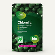 Eine grüne Verpackung von „Naturland Bio Chlorella (Tabletten)“ von gse.organic.supplements, auf der runde grüne Tabletten abgebildet sind. Auf der Vorderseite werden die positiven Wirkungen bei Müdigkeit, Nervosität und psychischen Beschwerden hervorgehoben, der Vitamin-B12-Gehalt betont sowie die Bezeichnungen „Bio“, „vegan“, „glutenfrei“ und „laktosefrei“ angegeben.
