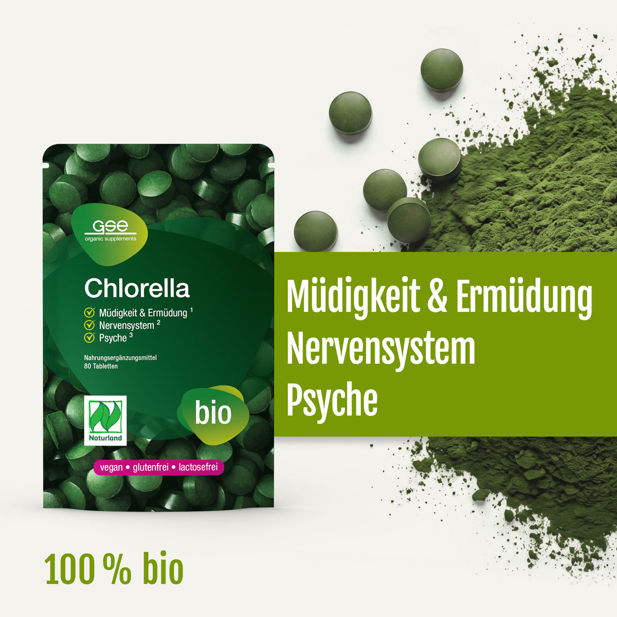 Neben losem grünem Pulver und Tabletten ist ein grüner Beutel mit „Naturland Bio Chlorella (Tabletten)“ von gse.organic.supplements abgebildet. Der Text hebt die Vorteile des Produkts hervor: Dank seines natürlichen Vitamin-B12-Gehalts hilft es, Müdigkeit zu verringern und das Nervensystem sowie die Psyche zu unterstützen. Die Etiketten weisen darauf hin, dass das Produkt zu 100 % biologisch, vegan, glutenfrei und laktosefrei ist.
