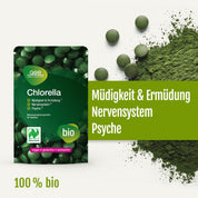 Neben losem grünem Pulver und Tabletten ist ein grüner Beutel mit „Naturland Bio Chlorella (Tabletten)“ von gse.organic.supplements abgebildet. Der Text hebt die Vorteile des Produkts hervor: Dank seines natürlichen Vitamin-B12-Gehalts hilft es, Müdigkeit zu verringern und das Nervensystem sowie die Psyche zu unterstützen. Die Etiketten weisen darauf hin, dass das Produkt zu 100 % biologisch, vegan, glutenfrei und laktosefrei ist.