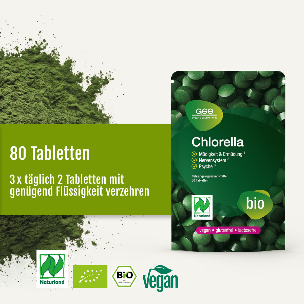 Naturland Bio Chlorella (Tabletten) von gse.organic.supplements wird in einer grünen Verpackung mit deutschen Texten geliefert. Sie enthält 80 Tabletten, eine Gebrauchsanweisung sowie Kennzeichnungen, die auf Bio, vegan, glutenfrei und laktosefrei hinweisen. Auf der Verpackung wird der Vitamin-B12-Gehalt hervorgehoben und es sind Abbildungen sowohl von Chlorella-Tabletten als auch von Chlorella-Pulver zu sehen.