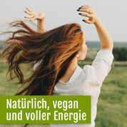 Eine Frau mit langen braunen Haaren und einem weißen Hemd tanzt draußen auf einer Wiese. Der deutsche Text lautet: „Natürlich, vegan und voller Energie – Naturland Bio-Chlorella (Tabletten) mit Vitamin B12 von gse.organic.supplements“ auf grünem Hintergrund.