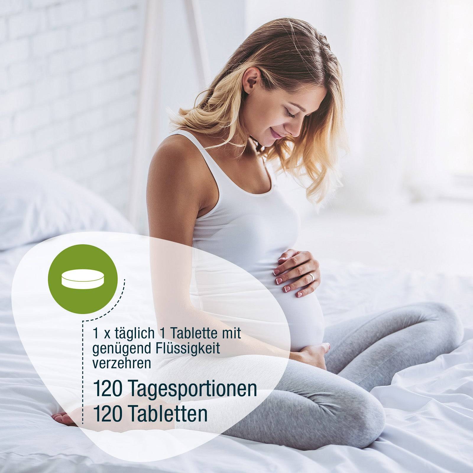Eine schwangere Frau sitzt mit gekreuzten Beinen auf einem Bett, lächelt und berührt ihren Bauch. Deutsche Text-Highlights gse.organic.supplements Folsäure Compact (Bio): 120 biozertifizierte Tabletten, 120 Tagesportionen, einfach täglich einzunehmen.