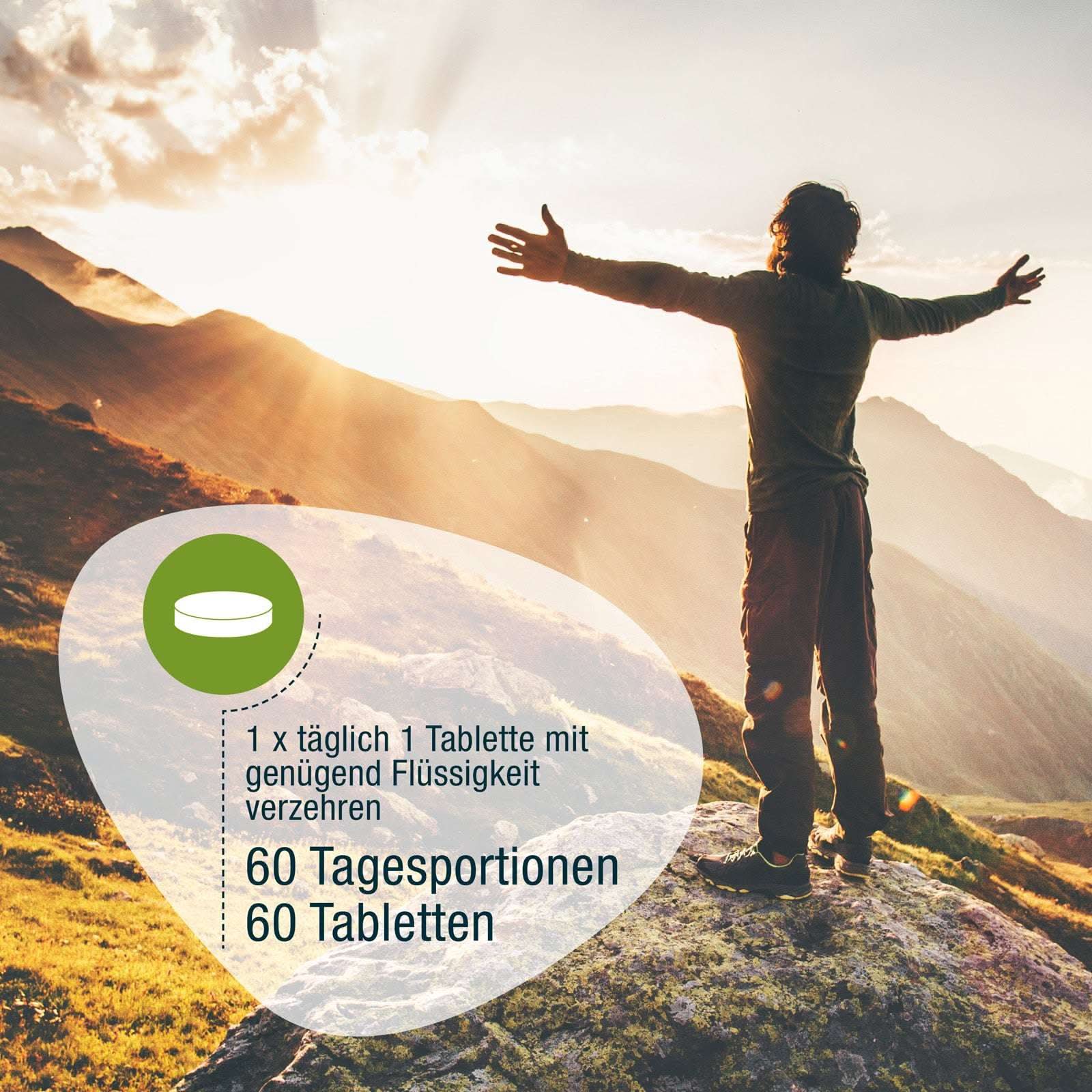 Ein Mann steht bei Sonnenaufgang auf einem Berg. Deutscher Text: Männer Vital Complex von gse.organic.supplements – 1x täglich 1 Tablette mit ausreichend Flüssigkeit einnehmen. Mit natürlichen Vitaminen und pflanzlichen Mikronährstoffen.