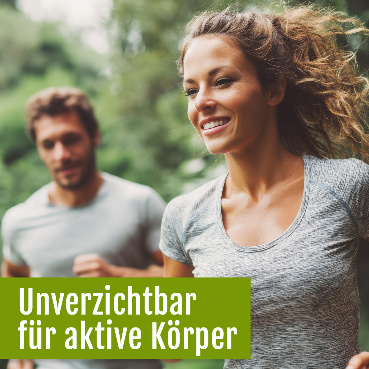 Eine lächelnde Frau und ein Mann joggen im Freien, umgeben von viel Grün. Der deutsche Text lautet: „Unverzichtbar für aktive Körper“. Ihre Energie wird durch Magnesium (Bio) von gse.organic.supplements unterstützt, das ihnen hilft, jeden Tag aktiv und gesund zu bleiben.