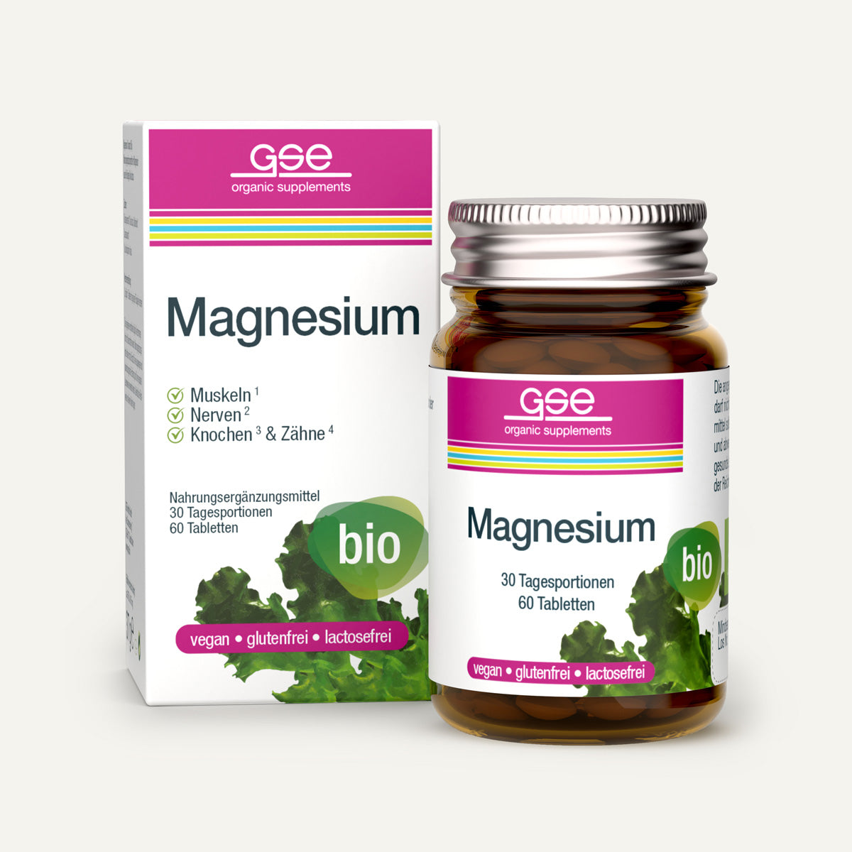 Eine Flasche und eine Packung „gse.organic.supplements Magnesium (Bio)“, die als Bio-Produkt gekennzeichnet sind, enthalten „Bio-Magnesium“, das aus Magnesium aus Grünalgen gewonnen wird. Die Verpackung hebt die Vorteile für Muskeln, Nerven, Knochen und Zähne hervor, wobei Symbole darauf hinweisen, dass das Produkt vegan, glutenfrei und laktosefrei ist. Grafiken mit grünem Laub unterstreichen das natürliche Magnesium in jeder Portion.