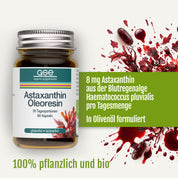 Neben roten Spritzern der Blutregenalge ist ein Glas mit „gse.organic.supplements Astaxanthin-Oleoresin-Kapseln (Bio)“ abgebildet. Der Text hebt hervor, dass die Kapseln 8 mg Astaxanthin aus Haematococcus pluvialis in Olivenöl enthalten, zu 100 % pflanzlich und aus biologischem Anbau sind.