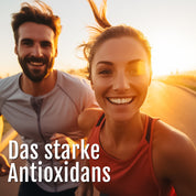 Ein lächelnder Mann und eine lächelnde Frau joggen bei Sonnenuntergang im Freien, Sonnenlicht auf ihren Gesichtern. Im Vordergrund erscheint "Das starke Antioxidans" und verweist auf Astaxanthin Oleoresin Kapseln (Bio) von gse.organic.supplements.