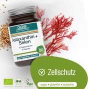 Eine Flasche gse.organic.supplements Astaxanthin + Selen (Bio), 45 Kapseln, erscheint mit roten Algen und gelbem Granulat. Grüne Symbole zeigen an, dass es biologisch, vegan, glutenfrei und laktosefrei ist. Der deutsche Text "Zellschutz" wird angezeigt.