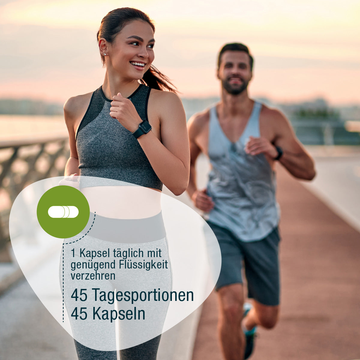 Ein lächelnder Mann und eine Frau in Sportkleidung joggen bei Sonnenuntergang auf einer Brücke. Ein deutscher Text überlagert das Bild und enthält Angaben zur Dosierung der Kapseln von gse.organic.supplements Astaxanthin + Selen (Bio).