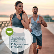 Ein lächelnder Mann und eine Frau in Sportkleidung joggen bei Sonnenuntergang auf einer Brücke. Ein deutscher Text überlagert das Bild und enthält Angaben zur Dosierung der Kapseln von gse.organic.supplements Astaxanthin + Selen (Bio).