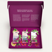 Eine geöffnete lilafarbene Schachtel von gse organic supplements zeigt das Beauty Boost Paket mit drei veganen Nahrungsergänzungsmitteln - Haut Haare Nägel Boost, Kollagen Boost und Retinol A Boost - inmitten von Frucht- und Blattmotiven, die auf dem Deckel und dem Boden die natürliche Schönheit feiern.