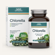 Eine braune Glasflasche und eine Schachtel mit der Aufschrift "Naturland Bio Chlorella (Tabletten)" von gse.organic.supplements, mit grünen Tabletten. Die deutsche Verpackung weist auf vegane, glutenfreie, laktosefreie und biologische Eigenschaften sowie den Gehalt an Vitamin B12 hin.