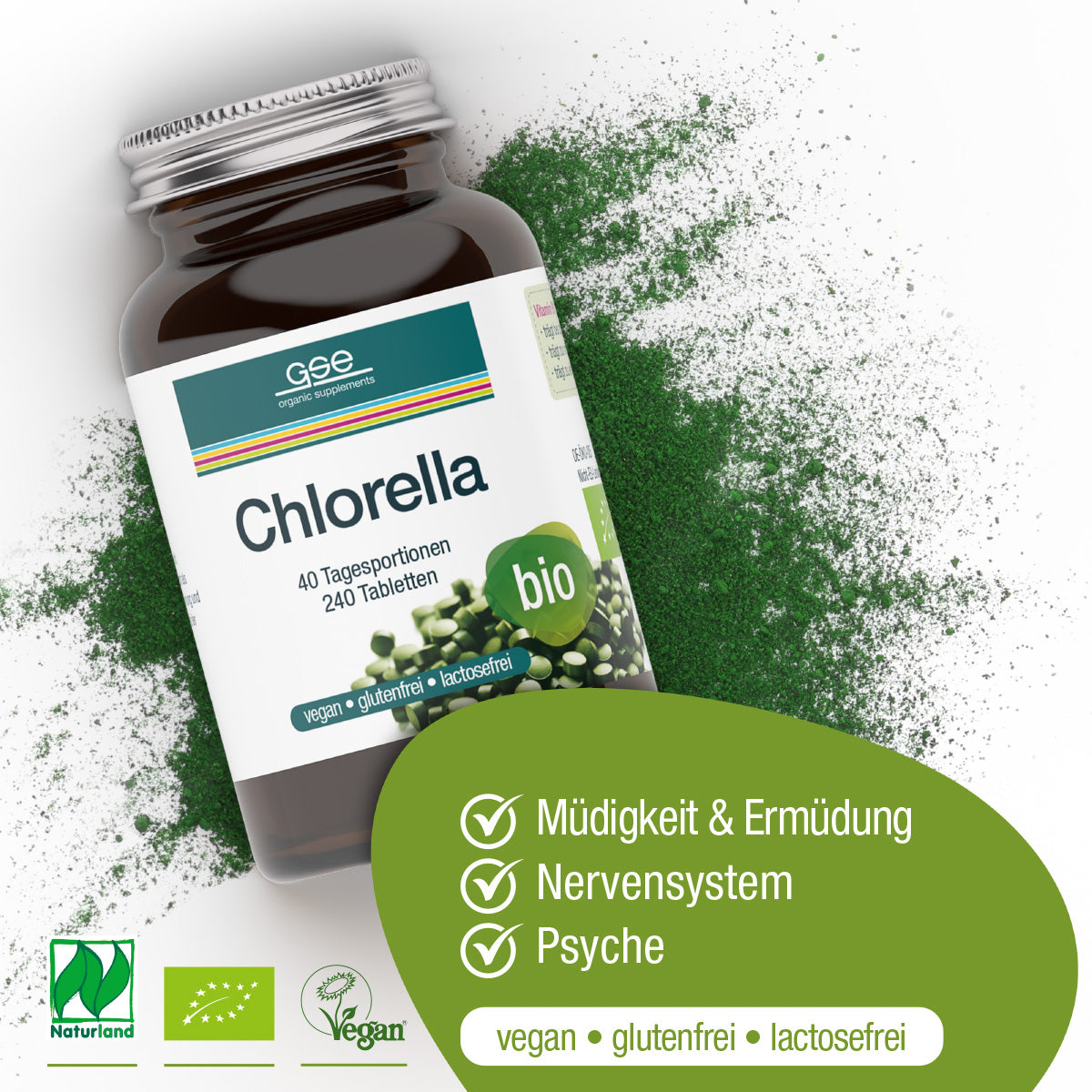 Eine geöffnete Flasche Naturland Bio Chlorella (Tabletten) von gse.organic.supplements ist mit grünem Pulver und Tabletten abgebildet, mit Bio-, Vegan-, Glutenfrei-Etikett und Vitamin B12-Vorteilen für Energie, Nerven, Psyche, plus Zertifizierungssymbolen.