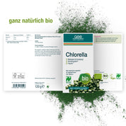 Naturland Bio Chlorella (Tabletten) von gse.organic.supplements mit grünem Pulver dahinter. Die Etiketten weisen darauf hin, dass es vegan, glutenfrei, laktosefrei, reich an Vitamin B12 ist und Energie und geistige Gesundheit unterstützt.