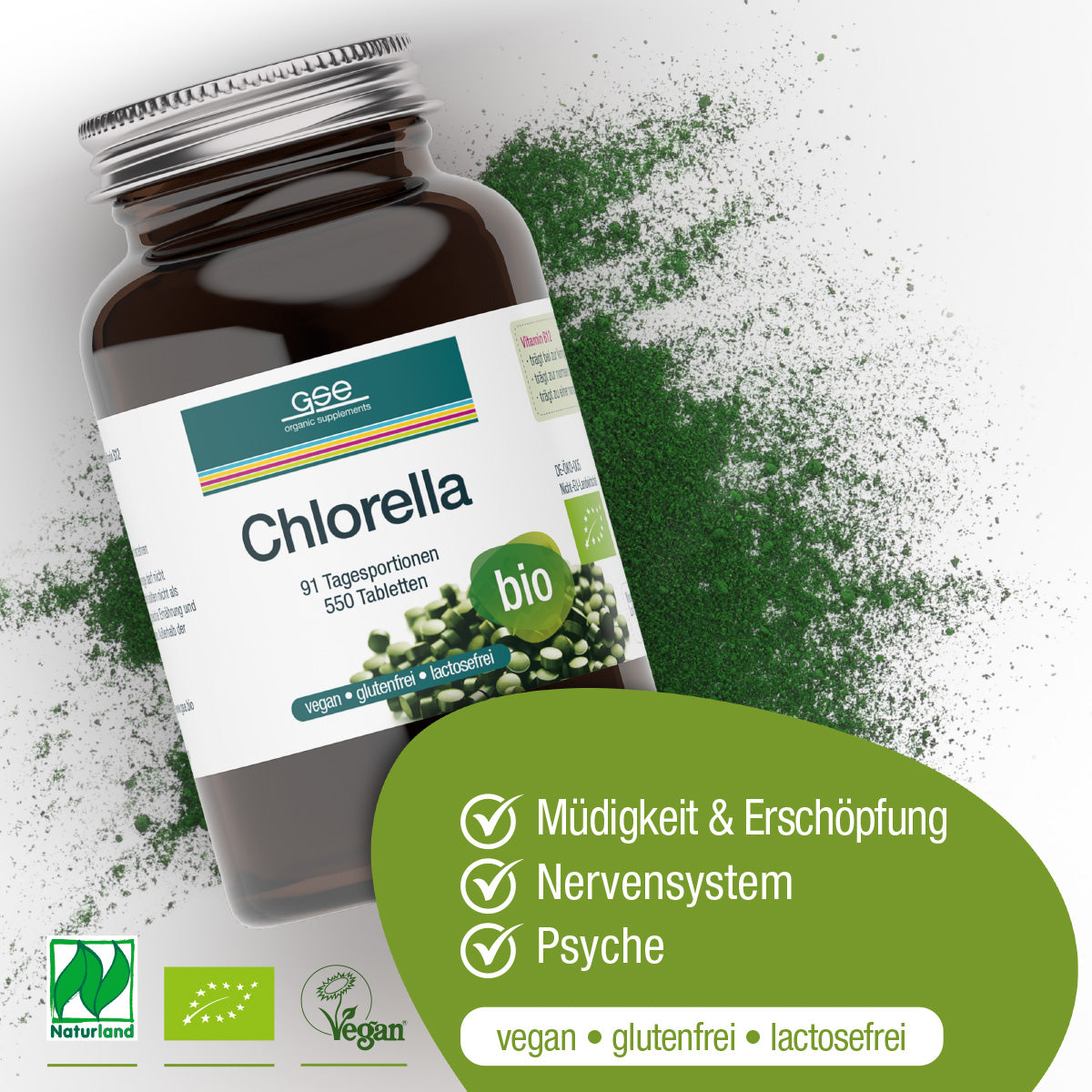 Eine braune Flasche Naturland Bio Chlorella (Tabletten) von gse.organic.supplements mit grünen und weißen Akzenten befindet sich inmitten von grünem Pulver. Auf dem Etikett wird auf die veganen, gluten- und laktosefreien Vorteile, den Vitamin B12-Gehalt und die Unterstützung des Nervensystems hingewiesen.
