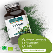 Eine braune Flasche Naturland Bio Chlorella (Tabletten) von gse.organic.supplements mit grünen und weißen Akzenten befindet sich inmitten von grünem Pulver. Auf dem Etikett wird auf die veganen, gluten- und laktosefreien Vorteile, den Vitamin B12-Gehalt und die Unterstützung des Nervensystems hingewiesen.