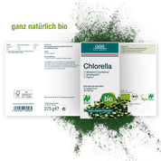 Eine Schachtel Naturland Bio Chlorella (Tabletten) von gse.organic.supplements steht auf einem grünen Hintergrund aus Pulver. Die Verpackung hebt hervor, dass es biologisch, vegan, reich an B12, gluten- und laktosefrei ist, mit deutschen Produktinfos und Zertifizierungslogos.