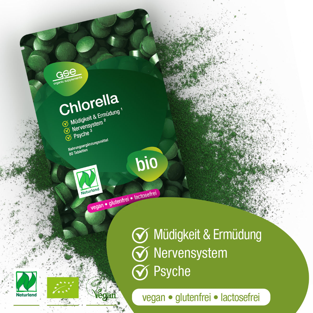 Eine grüne Flasche Naturland Bio Chlorella (Tabletten) von gse.organic.supplements, die als vegan, glutenfrei und laktosefrei gekennzeichnet ist. Sie ist von grünem Pulver umgeben und zeigt die Vitamin B12-Vorteile auf Deutsch sowie die Zertifizierungslogos.