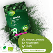 Eine grüne Flasche Naturland Bio Chlorella (Tabletten) von gse.organic.supplements, die als vegan, glutenfrei und laktosefrei gekennzeichnet ist. Sie ist von grünem Pulver umgeben und zeigt die Vitamin B12-Vorteile auf Deutsch sowie die Zertifizierungslogos.