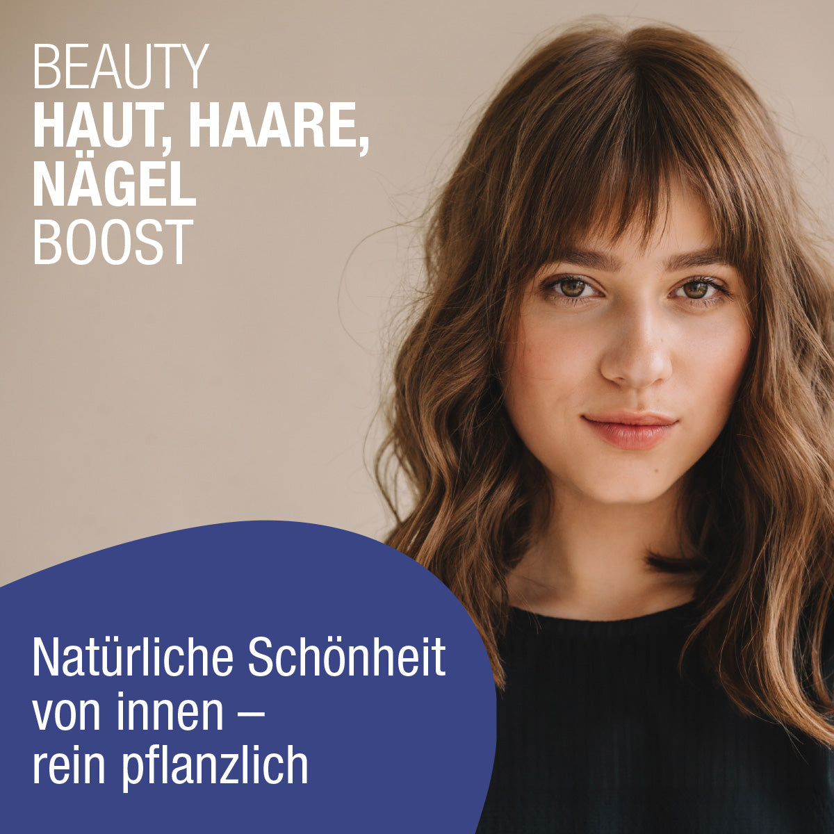 Eine junge Frau mit gewelltem, hellbraunem Haar und Pony schaut in die Kamera. Der Text hebt gse.organic.supplements Beauty Haut, Haare, Nägel Boost (Bio) mit Kieselsäure für natürliche, pflanzliche innere Schönheit für Haut, Haare und Nägel hervor.