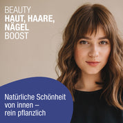 Eine junge Frau mit gewelltem, hellbraunem Haar und Pony schaut in die Kamera. Der Text hebt gse.organic.supplements Beauty Haut, Haare, Nägel Boost (Bio) mit Kieselsäure für natürliche, pflanzliche innere Schönheit für Haut, Haare und Nägel hervor.
