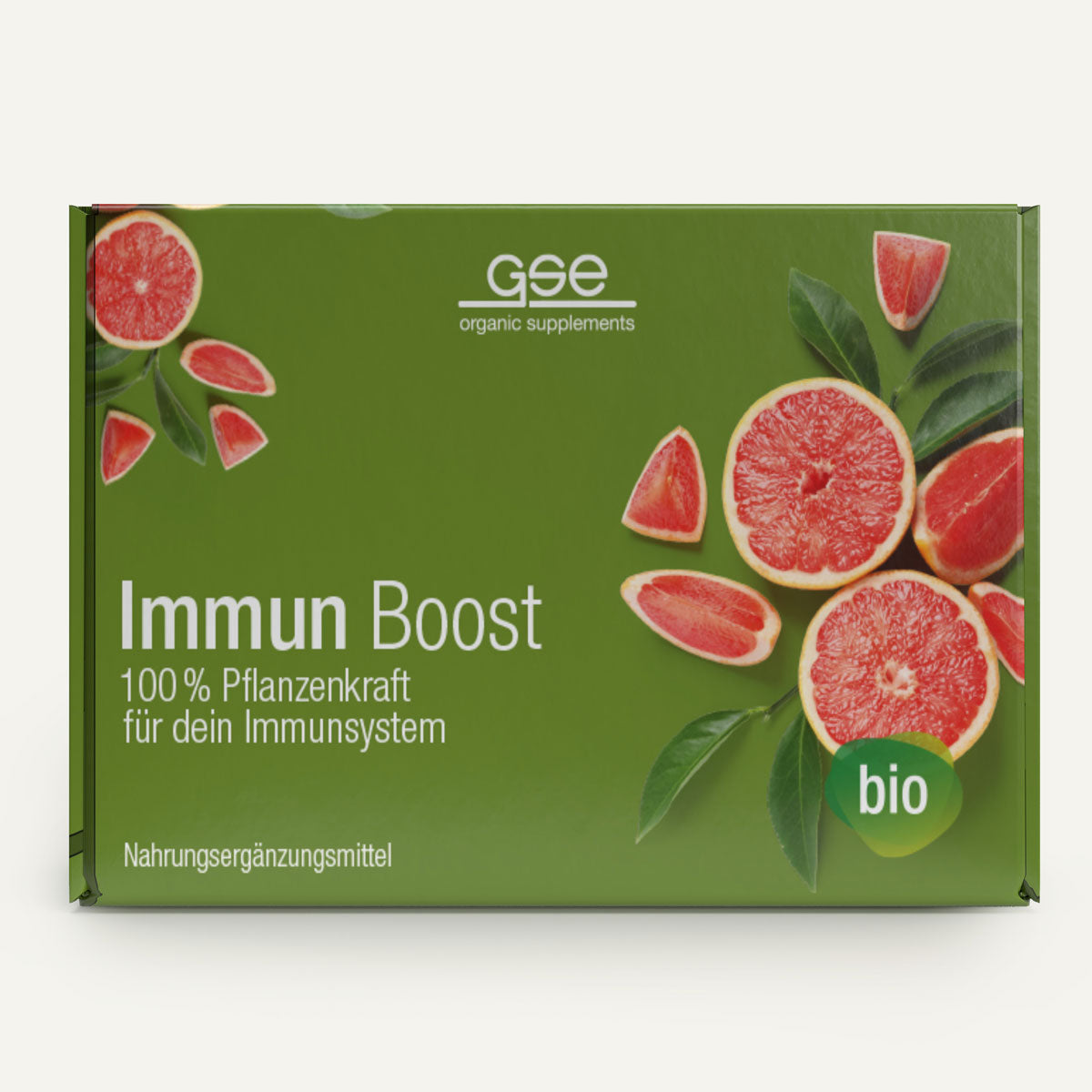 Eine grüne Schachtel mit der Aufschrift "Immun Boost Paket" von gse organic supplements enthält geschnittene Grapefruits, Blätter und den Text "100% Pflanzenkraft für dein Immunsystem". Sie hebt Vitamin C, Zink, Selen und die Unterstützung des Immunsystems hervor.