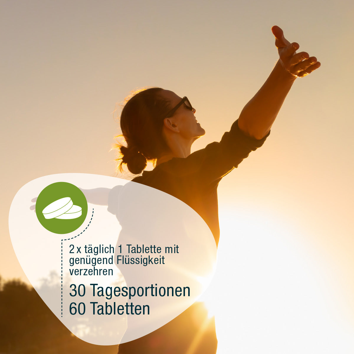 Eine Frau steht bei Sonnenuntergang mit ausgestreckten Armen und Sonnenbrille im Freien. Überlagerter deutscher Text: OPC Zellschutz Complex (Bio) Dosierung: 2x täglich 1 Tablette mit ausreichend Flüssigkeit. 30 Tagesportionen, 60 Tabletten, gse.organic.supplements.