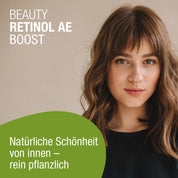 Eine junge Frau mit gewelltem braunem Haar und Pony blickt in die Kamera. Der Text lautet "Beauty Retinol-AE Boost (Bio)" und "Natürliche Schönheit von innen - mit pflanzlichem Biotin" von gse.organic.supplements auf grünem Hintergrund.