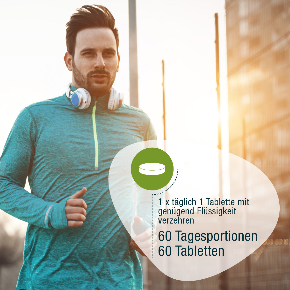 Ein Mann joggt im tealfarbenen Sporttop, Kopfhörer um den Hals. Auf Deutsch wird Selen Compact (Bio) von gse.organic.supplements beworben: 1x täglich 1 Tablette mit ausreichend Flüssigkeit einnehmen - zur Unterstützung des Immunsystems.