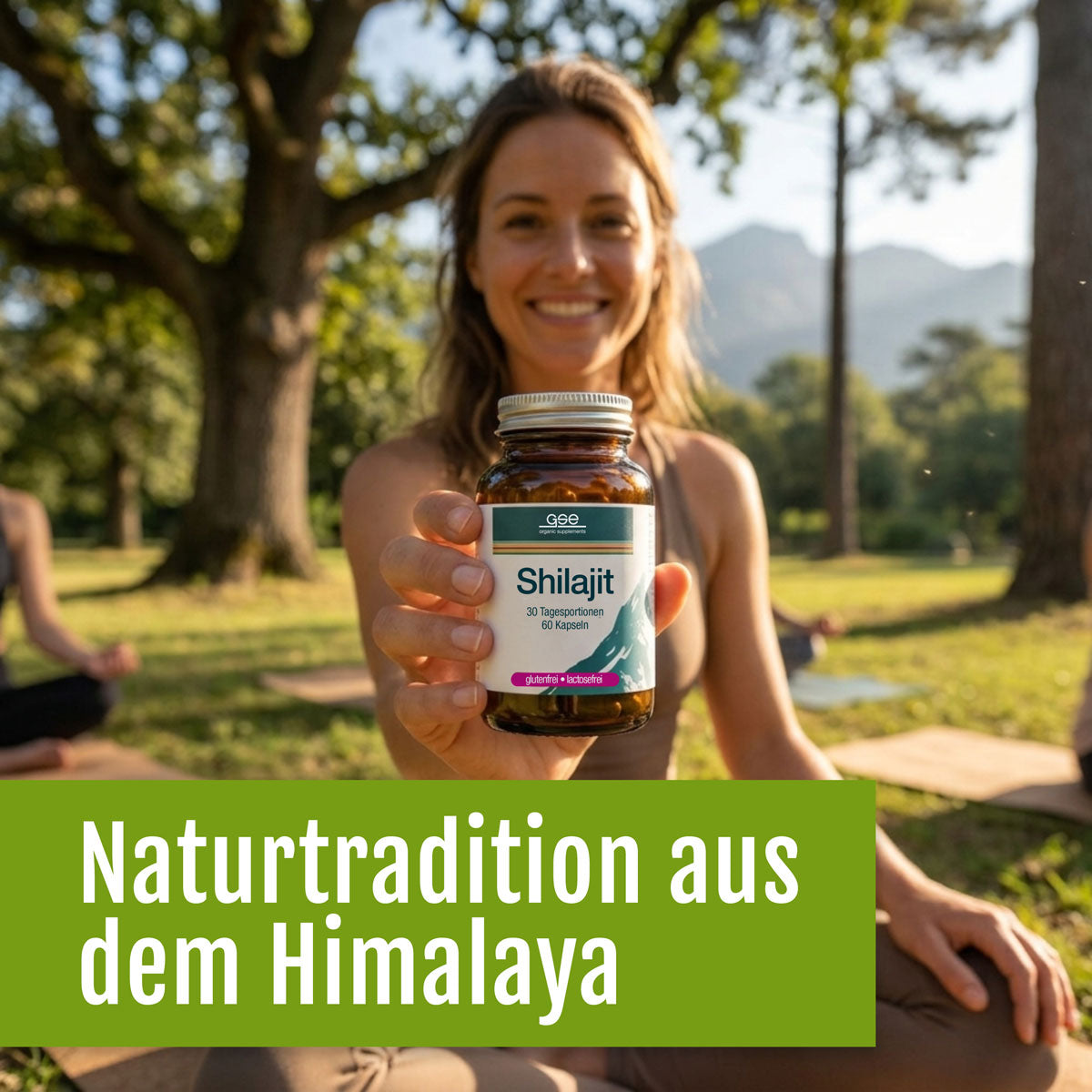 Eine lächelnde Frau sitzt im Gras und hält eine Dose Shilajit von gse.organic.supplements. Im Hintergrund sind Bäume und Berge zu sehen, die an die Reinheit des Himalayas erinnern. Deutscher Text: Naturtradition aus dem Himalaya.