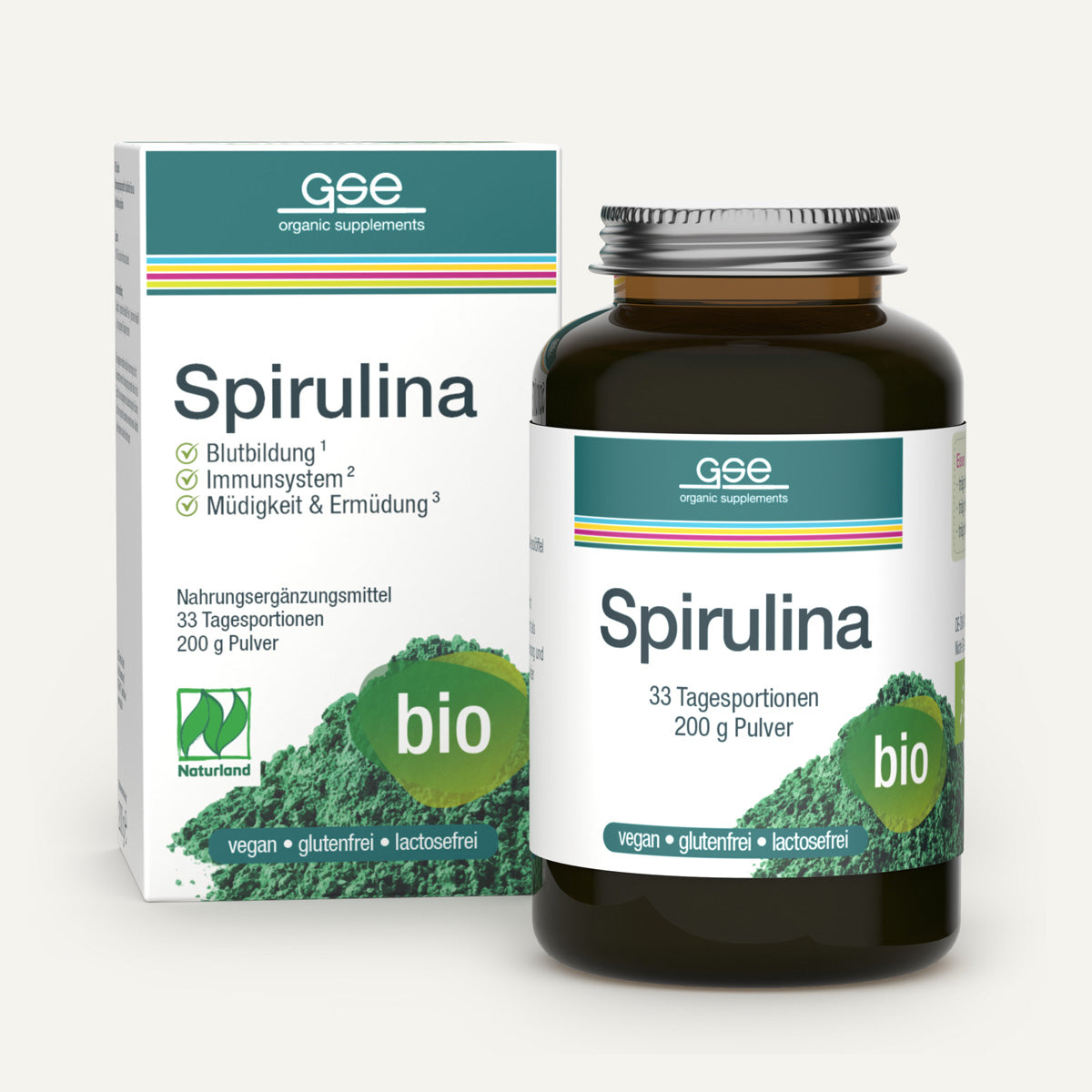Eine Flasche und eine Schachtel „Naturland Bio Spirulina (Pulver)“ von gse.organic.supplements, gekennzeichnet als vegan, glutenfrei und laktosefrei, mit grünem Spirulina-Pulver am Boden. Dieses BIO-Spirulina-Nahrungsergänzungsmittel sorgt für einen natürlichen Energieschub im Alltag.