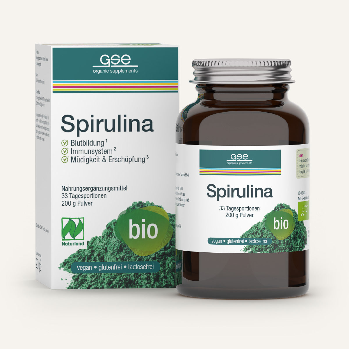 Abgebildet sind eine Flasche und eine Schachtel von Naturland Bio Spirulina (Pulver) von gse.organic.supplements. Die weiß-grüne Verpackung trägt die Aufschriften "bio", "vegan", "glutenfrei", "laktosefrei", einen deutschen Text und ein Bild von Spirulina platensis Pulver.