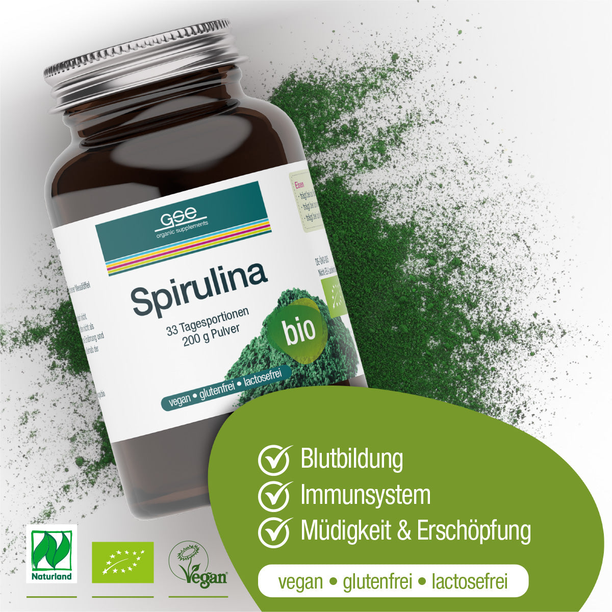 Eine braune Naturland Bio Spirulina (Pulver) Flasche von gse.organic.supplements ruht auf Spirulina Pulver. Auf dem Etikett steht, dass es biologisch, vegan, gluten- und laktosefrei ist. Der deutsche Text nennt es ein Nahrungsergänzungsmittel zur Blutbildung und Immununterstützung.