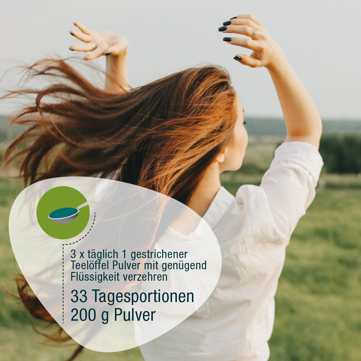 Eine Frau mit langen braunen Haaren tanzt auf einer grünen Wiese. Deutscher Text mit Anwendungshinweisen für gse.organic.supplements Naturland Bio Spirulina (Pulver): 3 mal täglich, 33 Portionen, 200g Pulver.