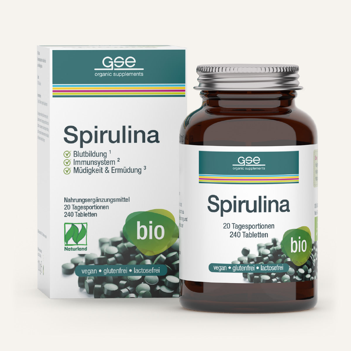 Eine Flasche und Schachtel Naturland Bio Spirulina (Tabletten) von gse.organic.supplements, gekennzeichnet als vegan, glutenfrei, laktosefrei. Grün akzentuierte Verpackung mit Bio-Label und Abbildungen von eisenreichen dunkelgrünen Tabletten.