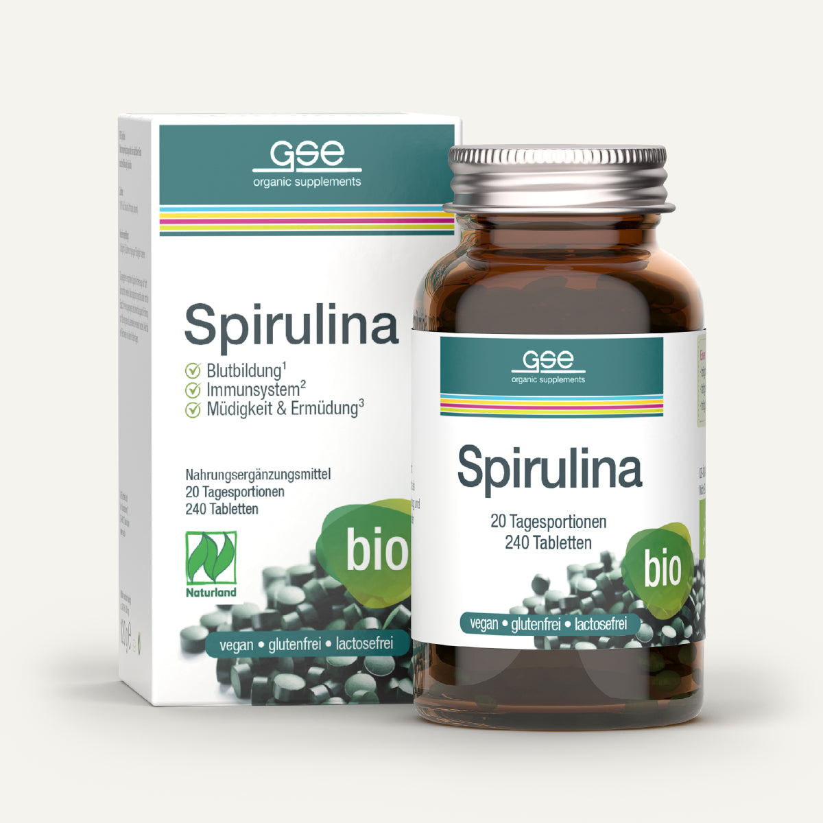 Zu sehen sind eine braune Glasflasche und eine Packung „Naturland Bio Spirulina (Tabletten)“ von gse.organic.supplements, die mit der Aufschrift „Bio“ und grünen Akzenten versehen ist, auf deren vegane, glutenfreie und laktosefreie Eigenschaften hingewiesen wird und die 240 Tabletten enthält.
