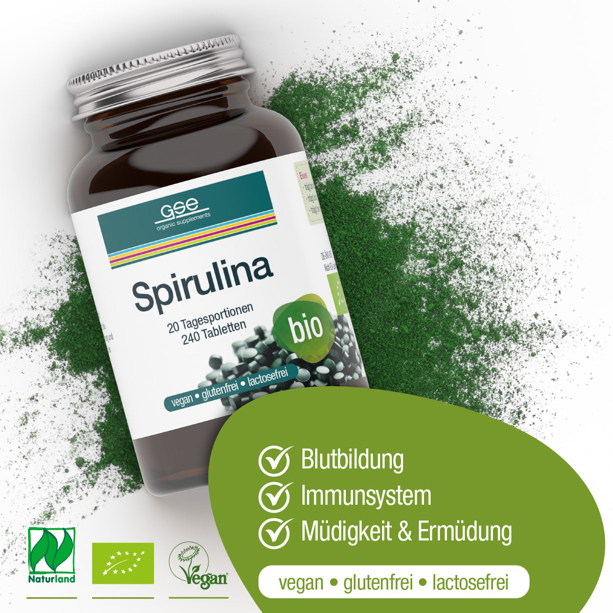 Eine Flasche Naturland Bio Spirulina (Tabletten) von gse.organic.supplements liegt auf grünem Pulver. Das Etikett weist auf die Vorteile für die Blutbildung, die Unterstützung des Immunsystems und die Verringerung von Müdigkeit hin; Symbole zeigen an, dass es vegan, glutenfrei, laktosefrei und biologisch ist.