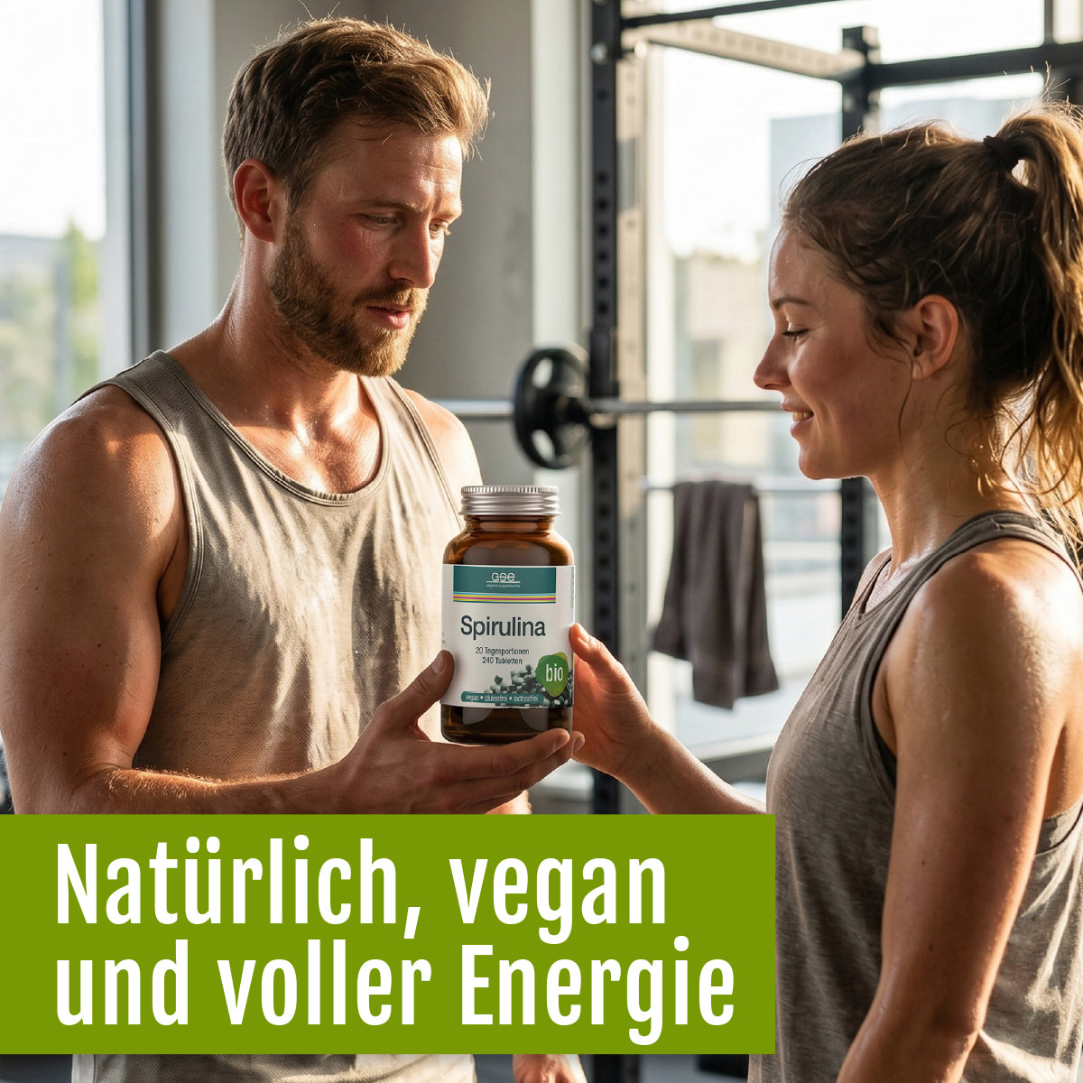 Ein Mann überreicht einer Frau im Fitnessstudio „Naturland Bio Spirulina“ (Tabletten) von gse.organic.supplements. Beide tragen Sportkleidung. Grüner Text: Natürliches, veganes Nahrungsergänzungsmittel und natürliche Eisenquelle voller Energie.