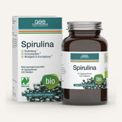 Eine braune Flasche und Schachtel von Naturland Bio Spirulina (Tabletten) von gse.organic.supplements, gekennzeichnet als vegan, glutenfrei und laktosefrei; enthält 550 Tabletten für 45 Tage. Die weiße Verpackung hat grüne Akzente und zeigt Spirulina-Tabletten mit Eisen.