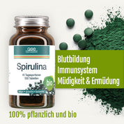 Auf dem Bild ist eine Flasche „Naturland Bio Spirulina (Tabletten)“ von gse.organic.supplements mit grünen Tabletten und Spirulina-Pulver zu sehen. Highlights: unterstützt die Blutbildung und das Immunsystem und wirkt gegen Müdigkeit. 100 % pflanzlich, aus biologischem Anbau, vegan, gluten- und laktosefrei.